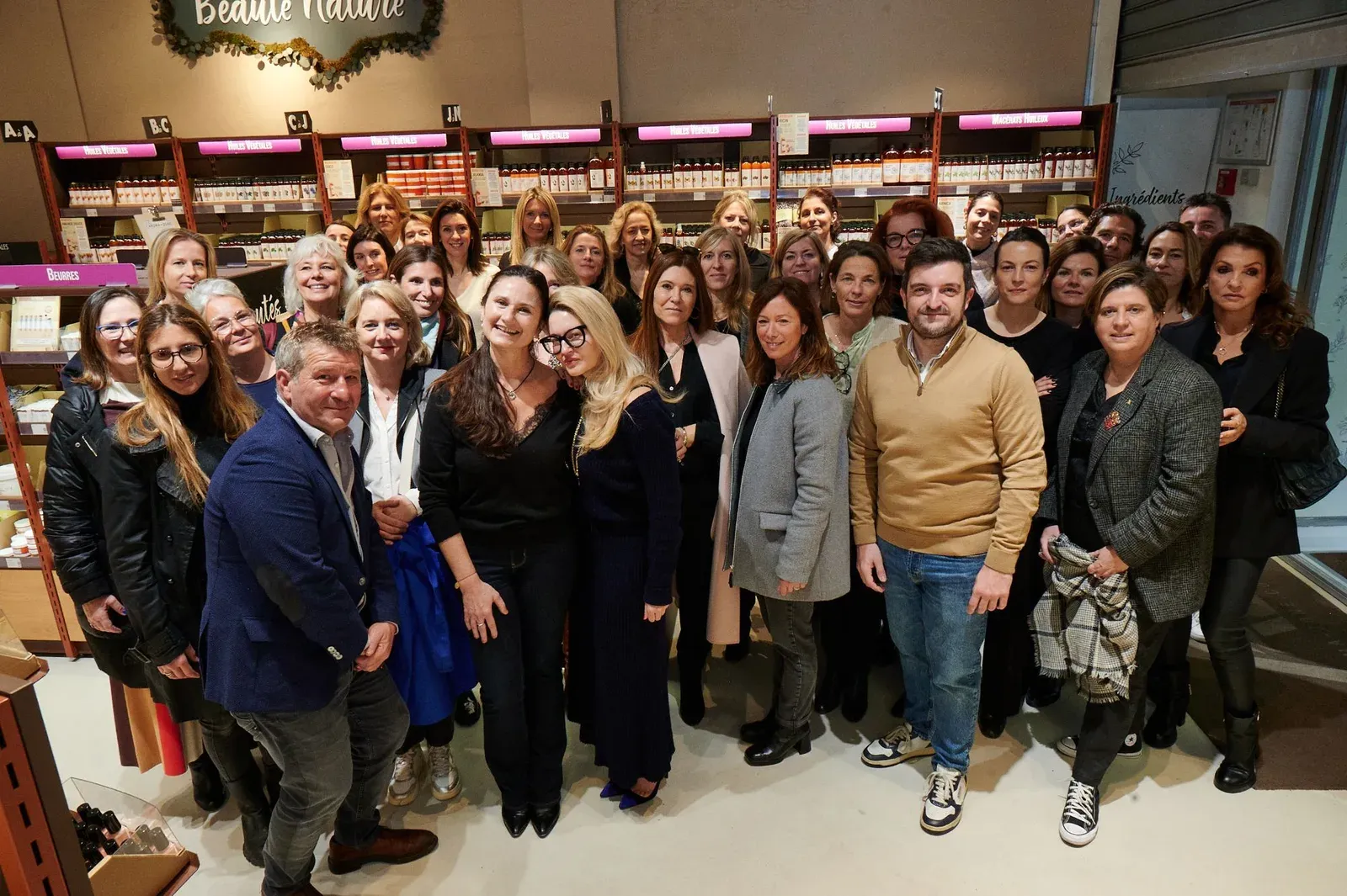Une quarantaine de personnes réunies dans une boutique Aroma-Zone, devant les rayons d’huiles végétales.