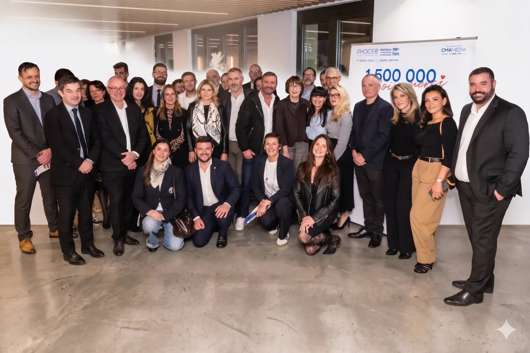 Les mécènes et les équipes réunis devant le kakémono « 1 500 000 mercis » de Phoceo et de l’AP-HM.