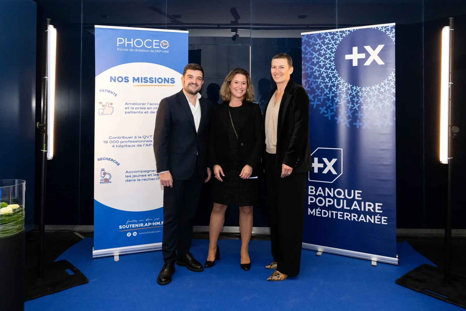 Des invités échangent une coupe à la main pendant la soirée caritative.