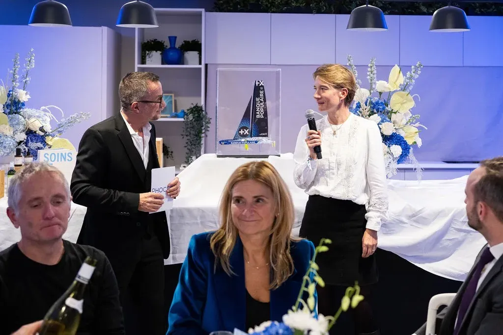 Prise de parole devant la maquette du voilier de la Banque Populaire, l’un des lots de la soirée.