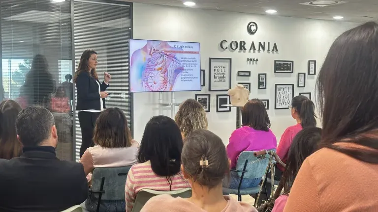Une intervenante détaille l’anatomie du sein devant les salariées réunies dans les locaux de Corania.