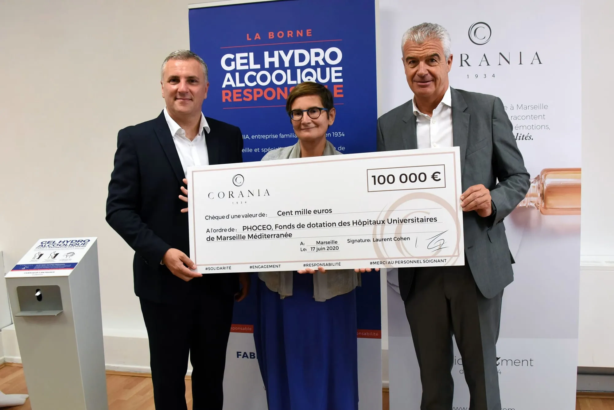 Remise d’un chèque de 100 000 euros de Corania à Phoceo, pour du gel hydroalcoolique.