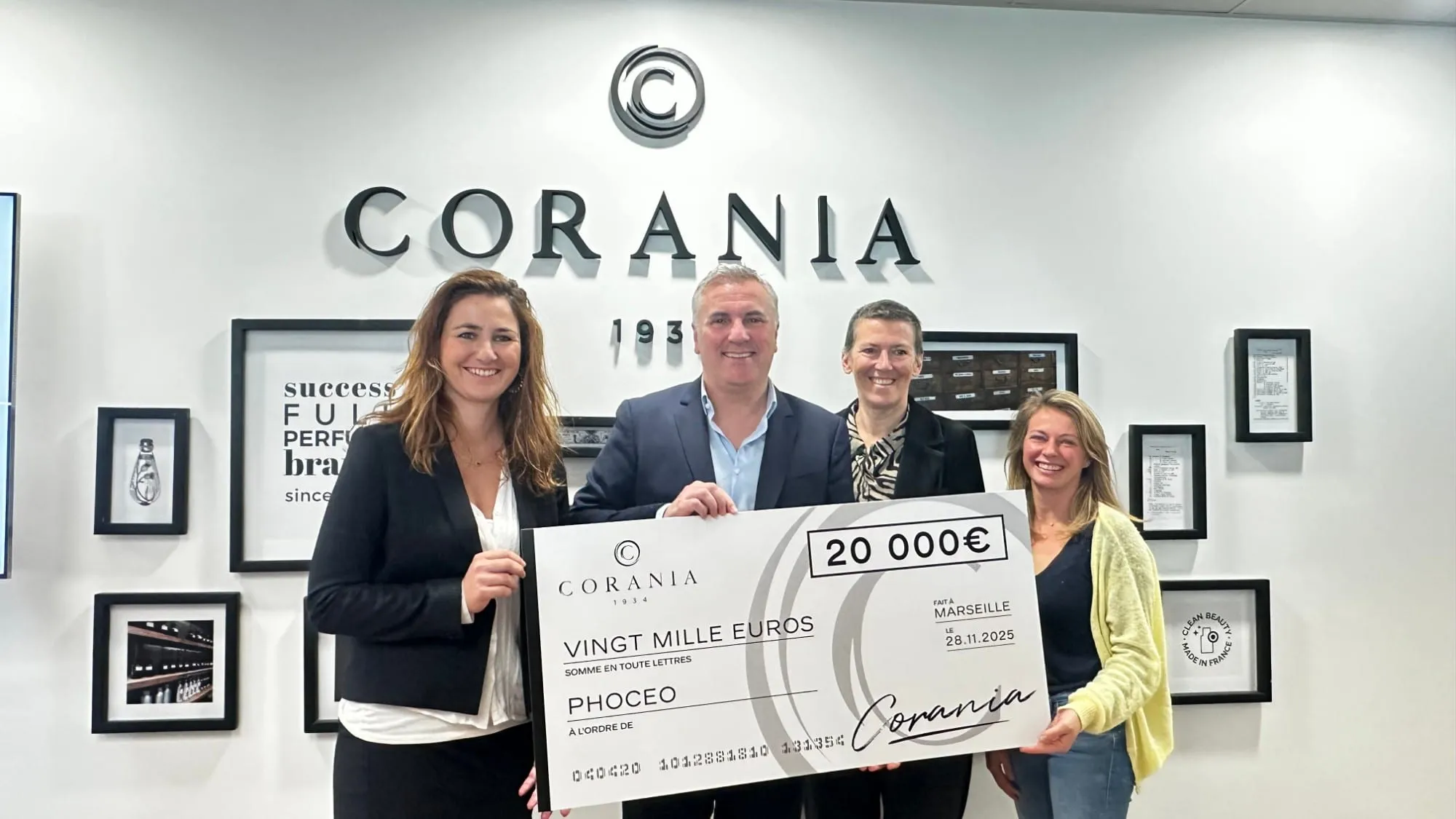 Remise d’un chèque de 20 000 euros de Corania à Phoceo, en novembre 2025.