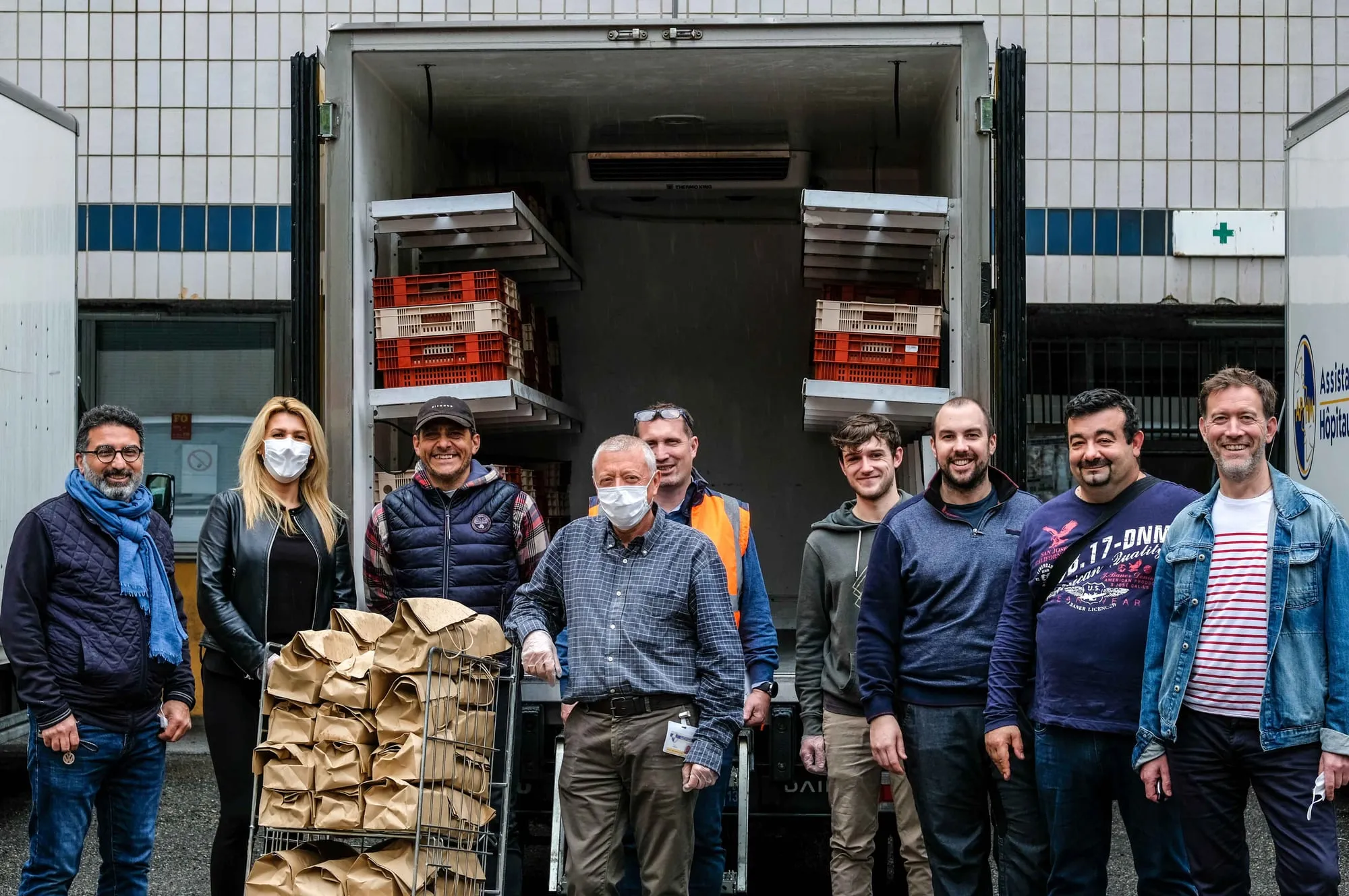 L’équipe de Phoceo et des bénévoles devant un camion de livraison de repas à l’AP-HM — image d’ouverture du chapitre « 5 ans » du rapport.