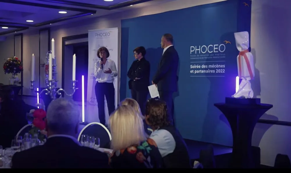 La soirée des mécènes et partenaires de Phoceo, salle plongée dans le bleu.
