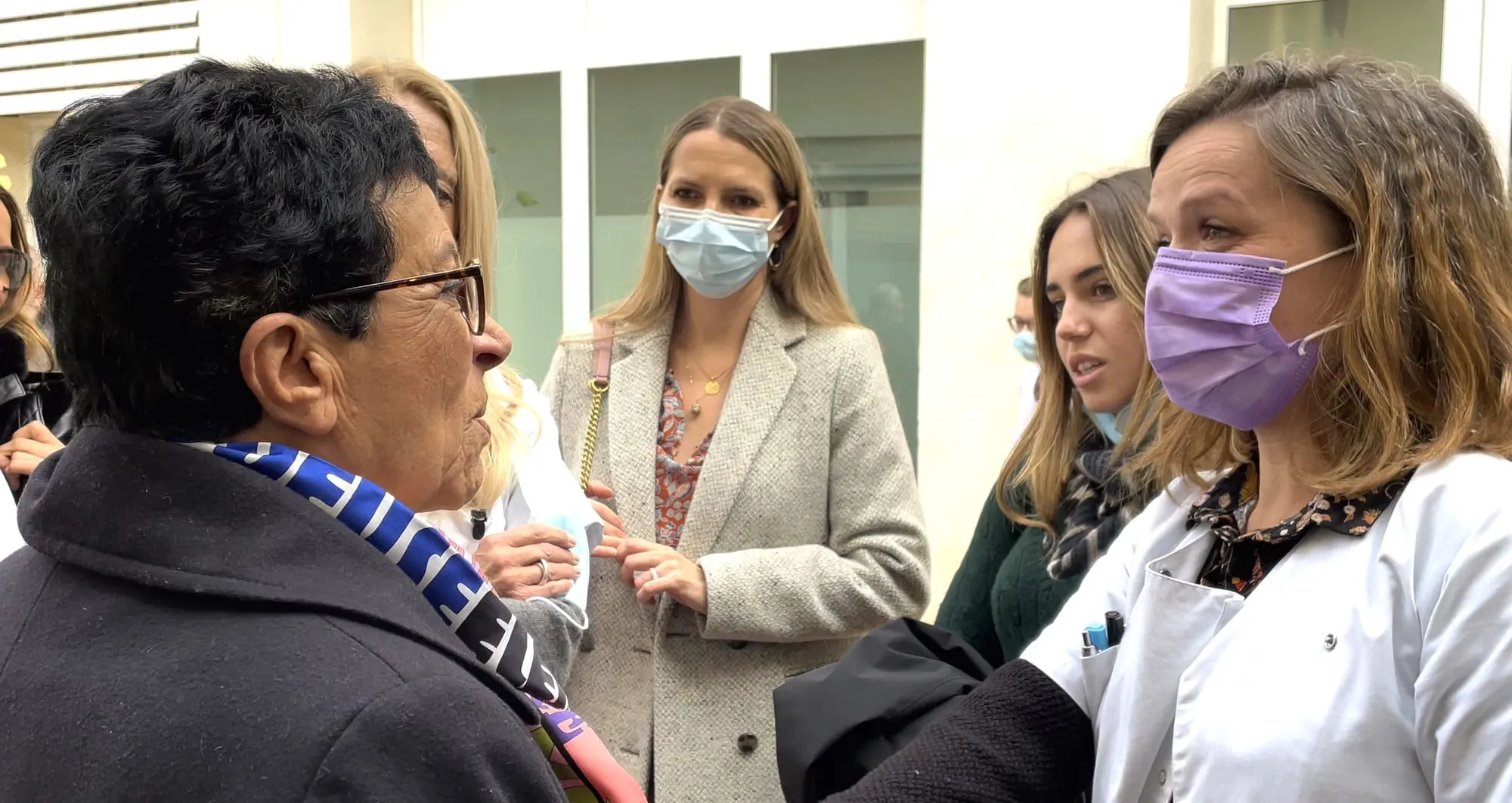 Des mécènes visitent un service de l’AP-HM, accompagnés par une soignante.