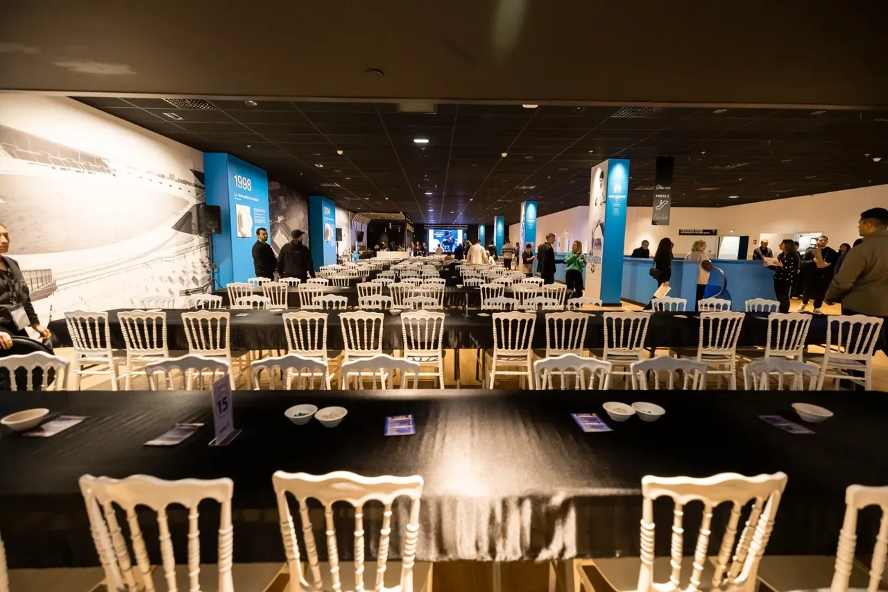 Les longues tables et les chaises blanches installées dans les salons du stade, prêtes pour les joueurs.