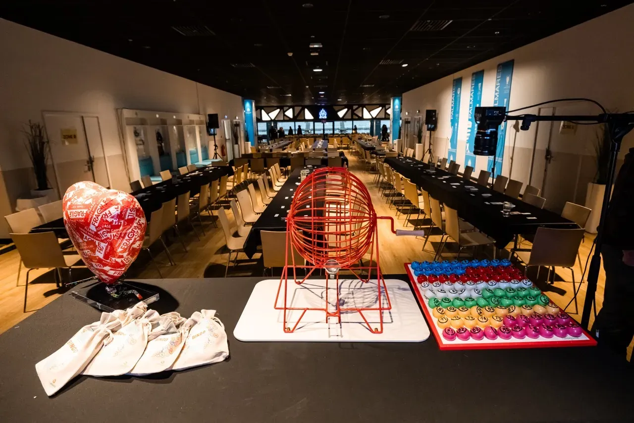 La salle du Vélodrome dressée avant la soirée : boulier, plateau de boules et sachets de jetons au premier plan.