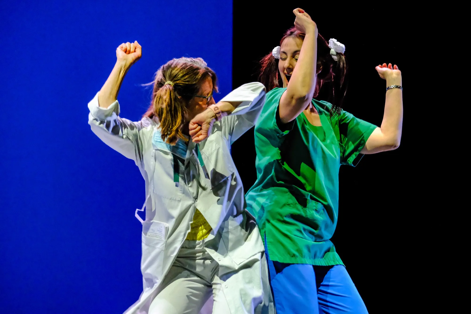 Deux interprètes du spectacle « 99 soignant.e.s » sur la scène de La Criée.