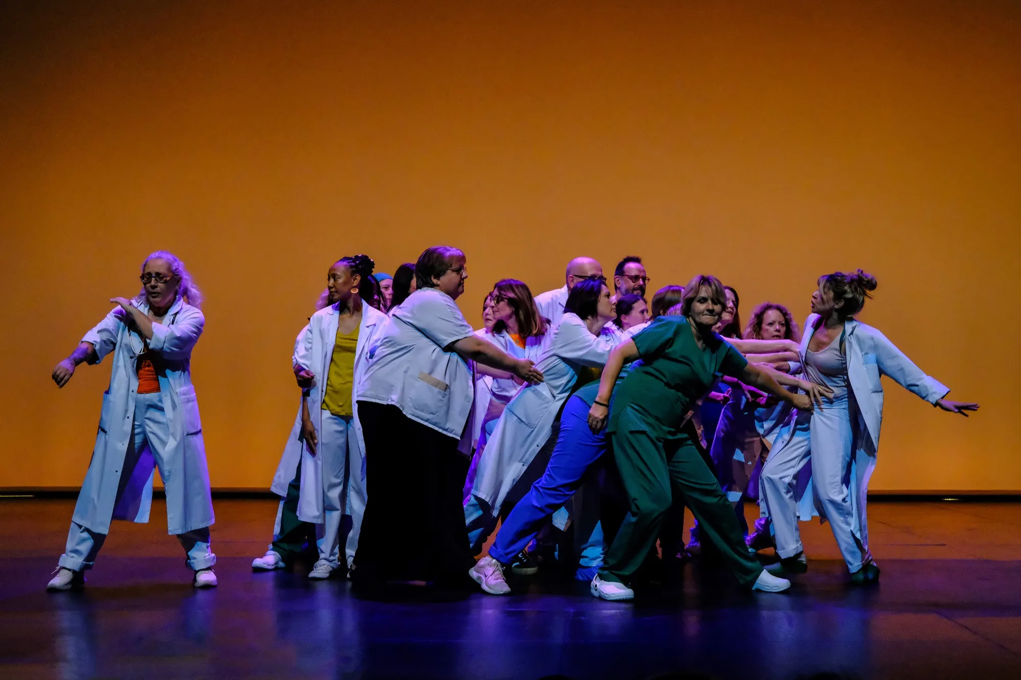 Les interprètes du spectacle « 99 soignant.e.s » sur la scène de La Criée.